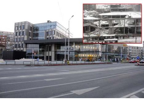 RENĂSCUT. Cu o întârziere de 9 luni cauzată de accident, mall-ul Oradea Plaza a fost inaugurat pe 14 iulie 2010 prin deschiderea supermarket-ului Billa de la parterul corpului A, chiar cel prăbuşit pe 12 februarie 2009 din cauza unei erori de proiectare. Pentru prejudiciul cauzat, proprietarul clădirii, compania Portico Investments, vrea să dea în judecată proiectantul general, firma poloneză WSP, căreia îi cere despăgubiri de peste 500.000 de euro